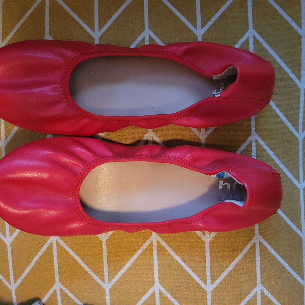 TG red shoes
